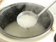 Làm mẹ - Cháu đi 200 cây số về quê nghỉ lễ, bà nội nấu một nồi cháo cho 6 người ăn cả ngày, tôi ôm con đi trong đêm