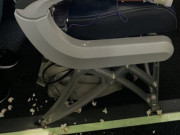 Làm mẹ - Nữ tiếp viên hàng không bắt một gia đình tự nhặt bỏng ngô làm rơi trên máy bay, ông bố quay clip đăng lên mạng tố