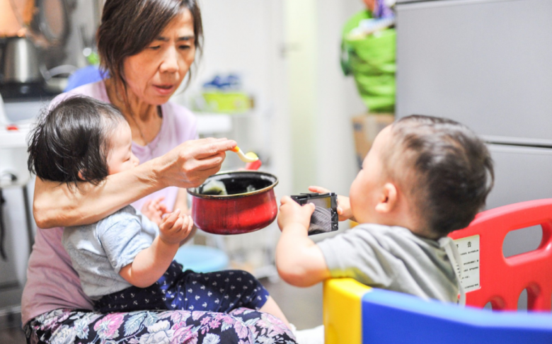 Tan làm về sớm thấy mẹ chồng lúi húi dưới bếp, tôi hối hận vì luôn khó chịu với bà - 1