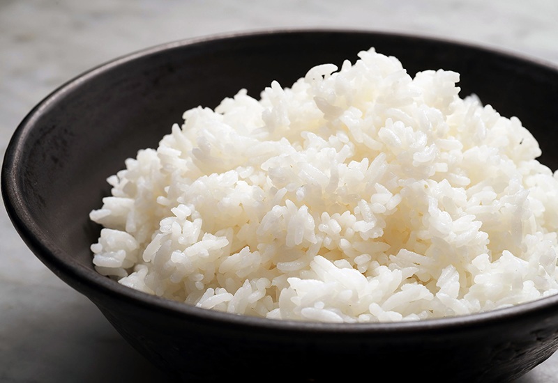 Gạo là lương thực chính không thể thiếu trong bữa ăn hàng ngày. Cơm được nấu từ gạo không chỉ cung cấp chất đường nhằm bổ sung năng lượng cho thể, cơm còn chứa nhiều vitamin B (B1, B3, B6) và chất xơ.
