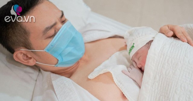 View - Ca sĩ Duy Khoa "biến hình” thành ông bố bỉm sữa, vượt cạn cùng vợ, da kề da với con