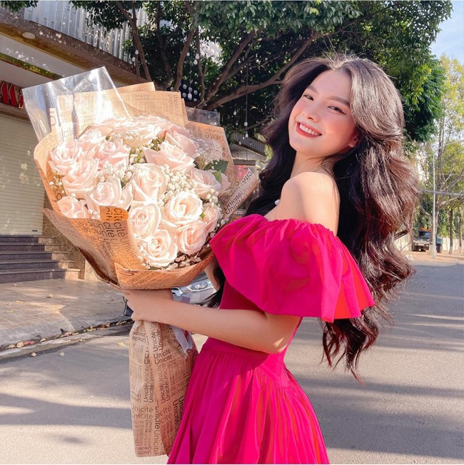 Hot girl Việt được báo Trung Quốc khen ngợi, mặc váy tàng hình gây nhức mắt người nhìn - 1