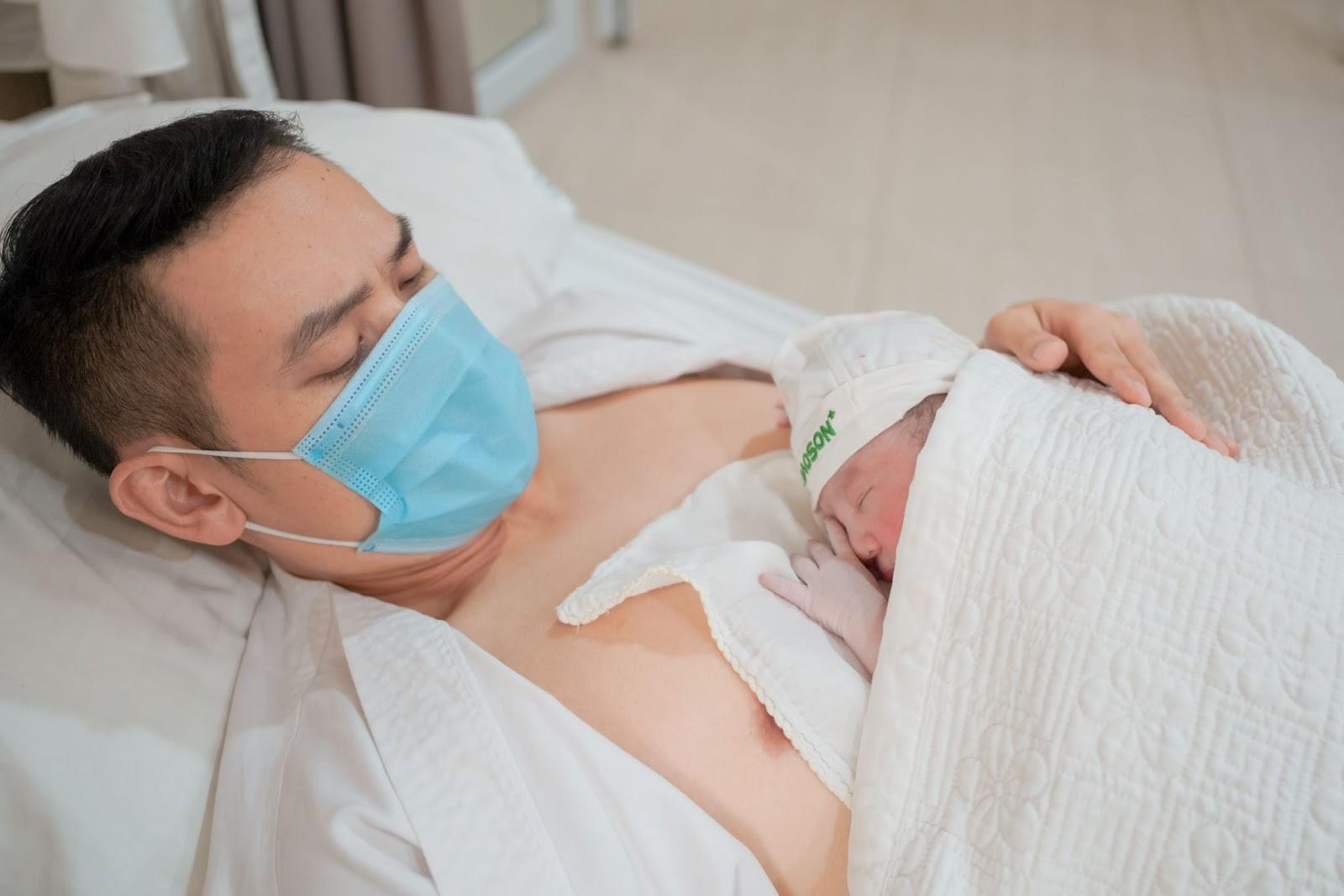 View - Ca sĩ Duy Khoa "biến hình” thành ông bố bỉm sữa, vượt cạn cùng vợ, da kề da với con