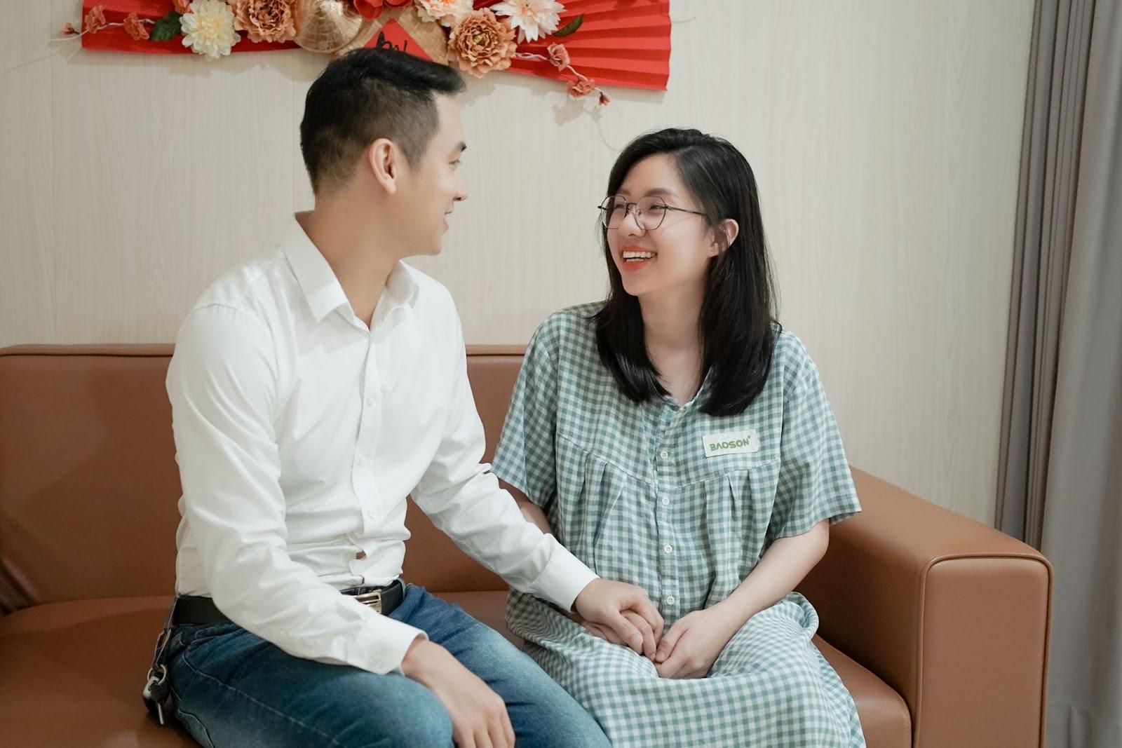 View - Ca sĩ Duy Khoa "biến hình” thành ông bố bỉm sữa, vượt cạn cùng vợ, da kề da với con