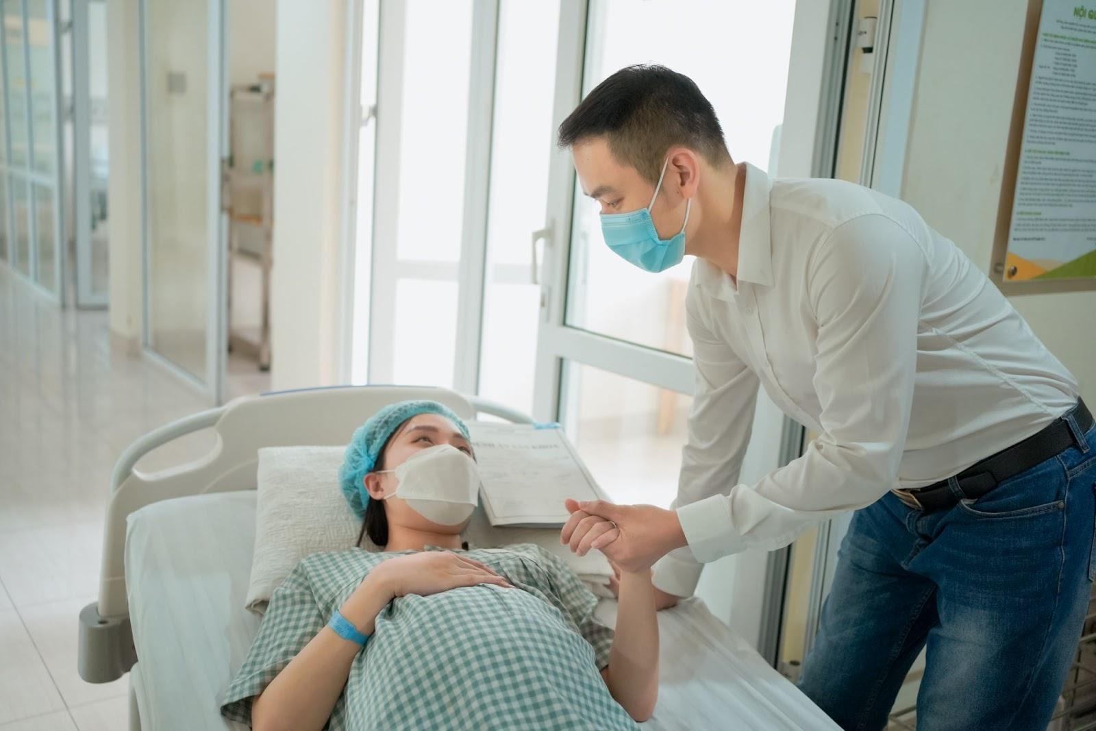 View - Ca sĩ Duy Khoa "biến hình” thành ông bố bỉm sữa, vượt cạn cùng vợ, da kề da với con