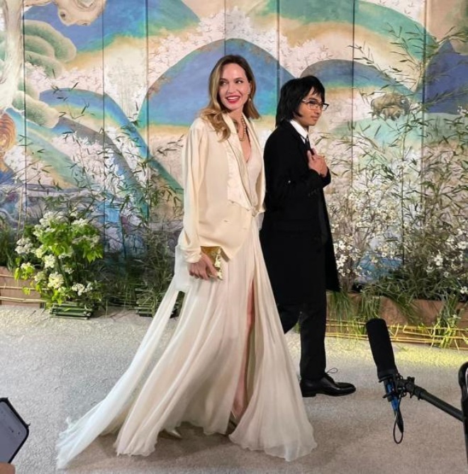 Anh chàng đặc biệt thu hút với mái tóc đen dài.