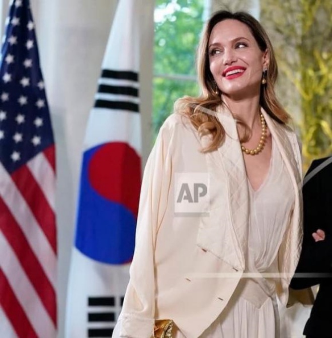 Angelina xứng danh minh tinh Hollywood khi có mặt tại Quốc yến.