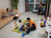 Làm mẹ - Chồng thất hứa không ở nhà với con, tôi mướn shipper làm bố 1 ngày, xem camera anh lao về giữa đêm