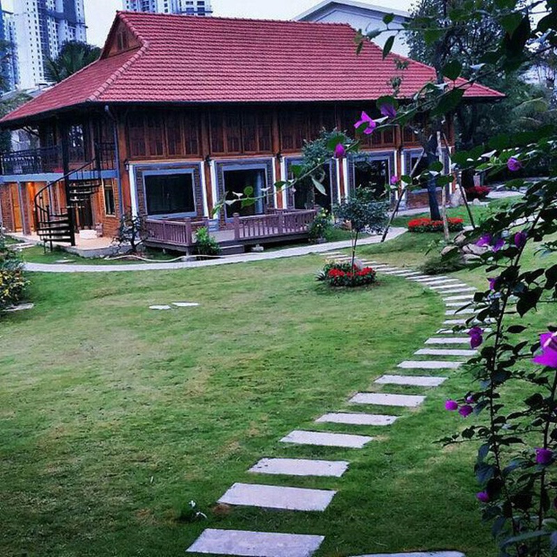 Căn nhà chính được xây dựng theo kiến trúc thuần Việt với mái ngói đỏ tươi, không gian mở, gần gũi với thiên nhiên.
 
