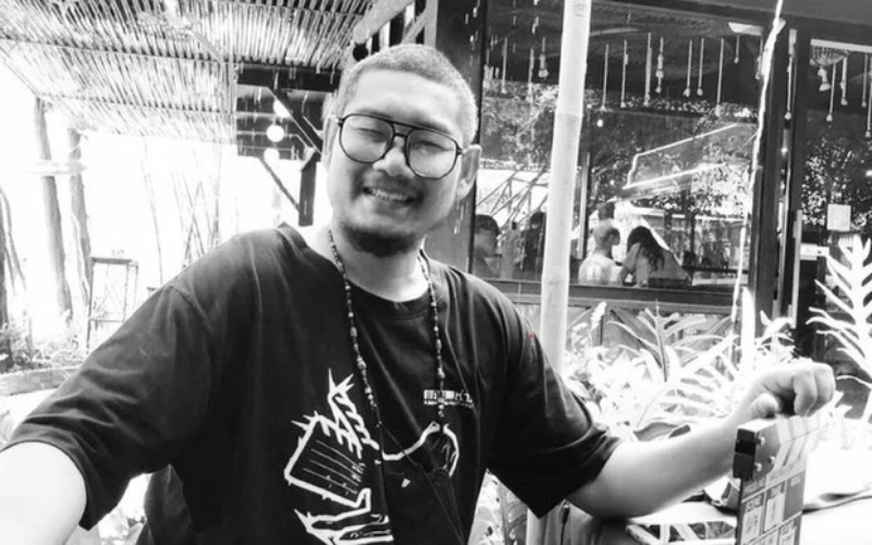 Truyền thông Thái Lan vừa đưa tin Thawit Sitthongsi - cựu thành viên của ban nhạc đồng quê nổi tiếng Pong Lang Sa On đã đột ngột qua đời. Anh vừa tốt nghiệp Tiến sĩ Khoa Mỹ thuật Ứng dụng của Đại học Khon Kaen. Nam nghệ sĩ mắc bệnh ung thư gan giai đoạn cuối.
