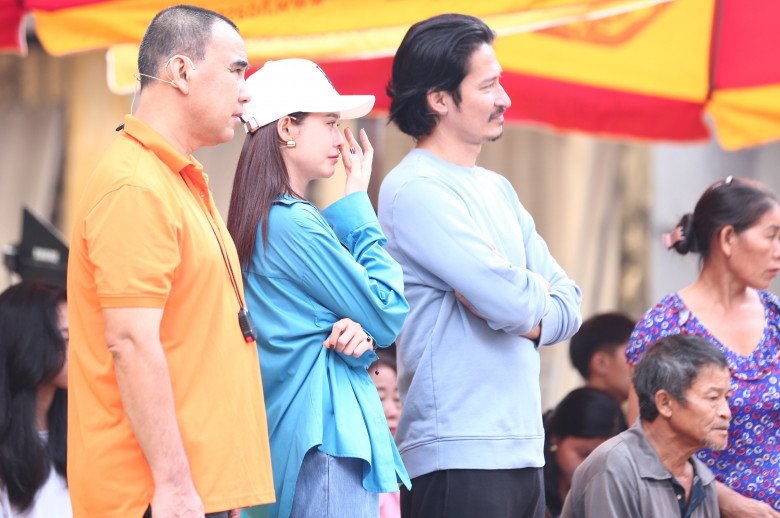 3 nghệ sĩ xúc động trước hoàn cảnh của các em nhỏ.