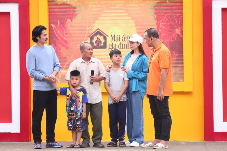 Huy Khánh xúc động, muốn thay cha ôm các em nhỏ vào lòng.