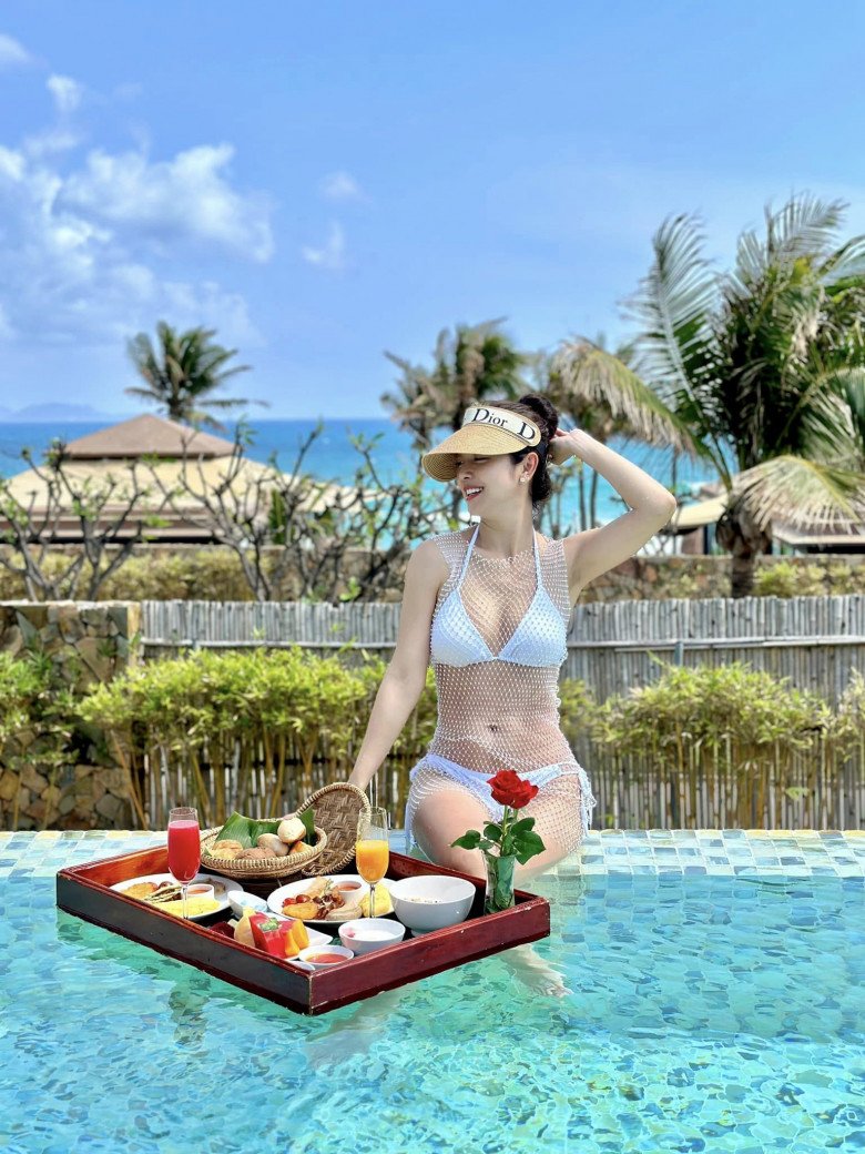 Đường cong cháy mắt của hoa hậu đông con chấp cả thiết kế áo tắm cộp mác Ngọc Trinh.