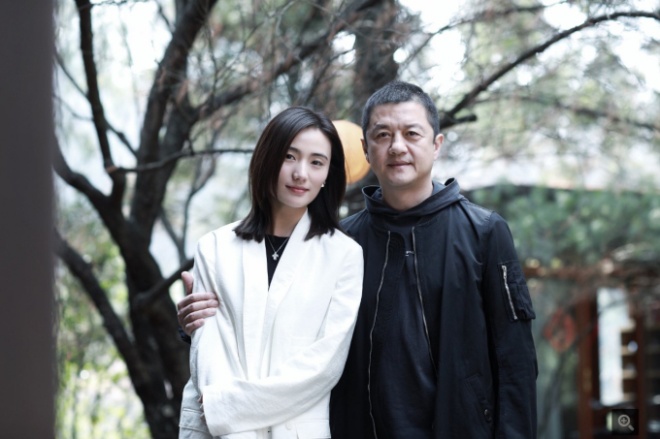 Anh sống khá thoải mái với vợ 2 trẻ tuổi, xinh đẹp.