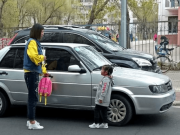 Làm mẹ - Cô giáo giao bài tập về nhà, mẹ xem xong đề bài đòi chuyển trường cho con ngay lập tức