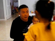 Làm mẹ - Bố đi làm về chỉ chơi với em, câu hỏi của bé lớn khiến ai cũng cay khóe mắt