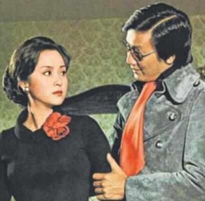 Giữa bao người theo đuổi, Chân Trân chọn Tạ Hiền làm chồng.