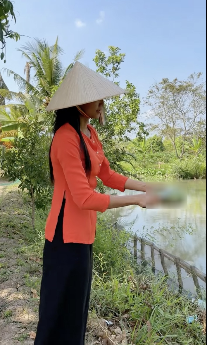 Phát hiện mỹ nhân mặc áo bà ba đẹp như mơ, bên ngoài chân phương, bên trong lấp ló cơ bụng số 11 sắc bén - 1