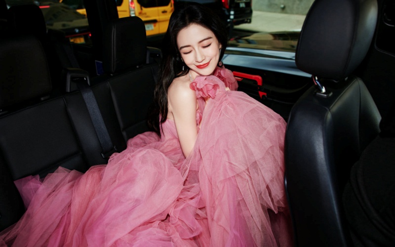 Hình ảnh Angelababy diện đầm hồng xinh như công chúa khiến các fan phát sốt. 
