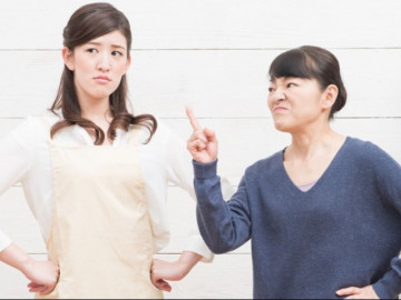 Đuổi con dâu ra khỏi nhà để đón bồ của con trai, ngày ốm liệt giường nhìn bát cháo mẹ chồng rơi nước mắt