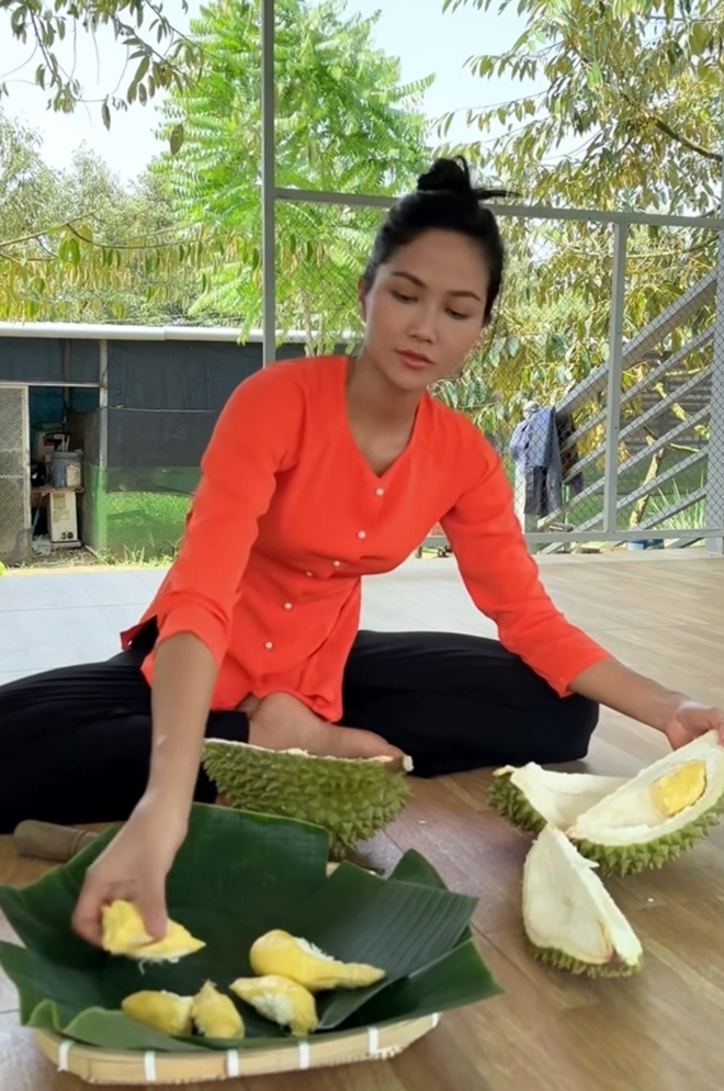 amp;#34;Hoa hậu nghèo nhất Việt Namamp;#34; bổ sầu riêng hút hơn 100.000 lượt xem - 4