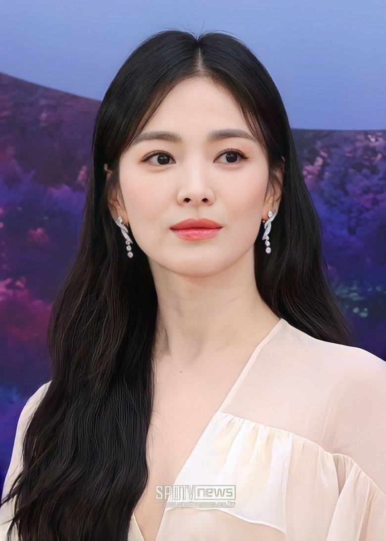 Song Hye Kyo quá trẻ ở tuổi U50, lên truyền hình không cần phần mềm xoá nếp nhăn, da vẫn căng bóng - 1