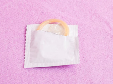 Giải đáp câu hỏi: Tại sao đeo bao cao su vẫn có thai?