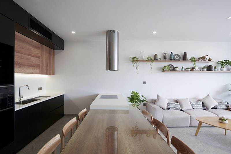 Khu vực tầng 1 là không gian sinh hoạt chung, gồm phòng khách, bếp, bàn ăn.
