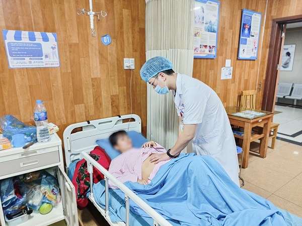 Người phụ nữ may mắn được các bác sĩ mổ cấp cứu kịp thời, giữ lại được tính mạng. 