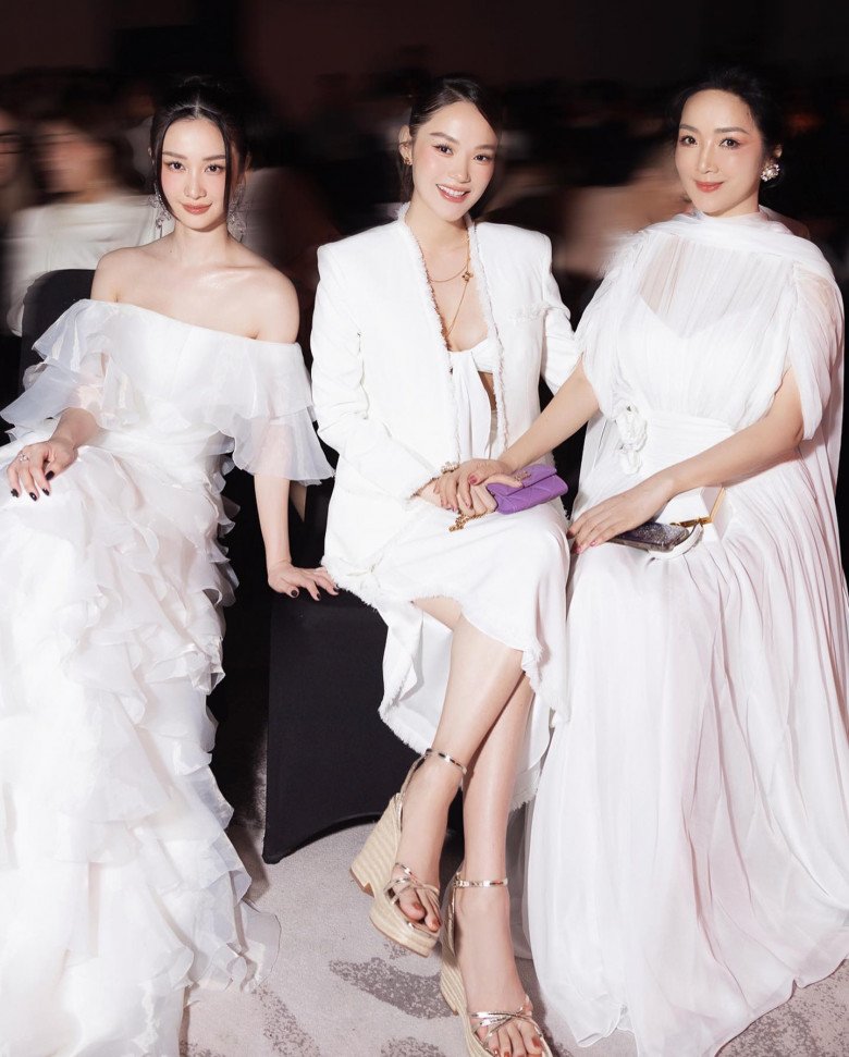 Dự sự kiện, nữ diễn viên vẫn chọn mang giày cao gót để tôn dáng.