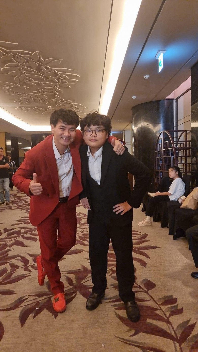 Fanpage của Bi đăng ảnh chụp cùng bố kèm theo câu hỏi khó: Bố cháu trẻ hay cháu già?