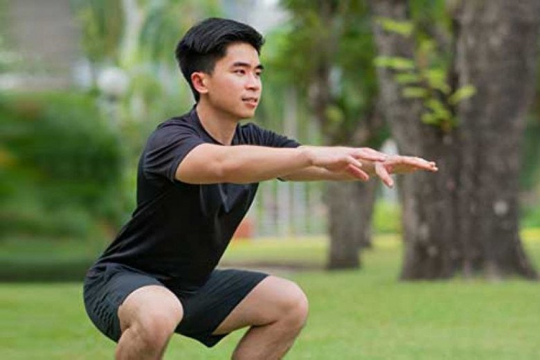 Tập squats là một cách hiệu quả để đốt cháy chất béo nhanh chóng. (Ảnh minh họa)