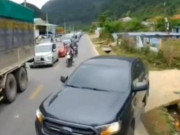 Clip Eva - Clip: Lấn làn để vượt đoàn xe chờ thoát ùn tắc, hàng loạt ô tô phải đi lùi vì gặp tài xế cứng