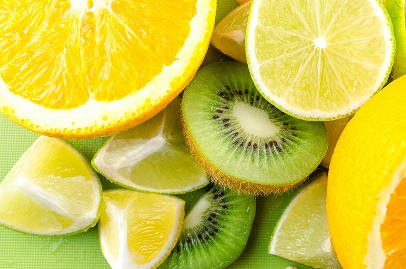 Cam, bưởi và kiwi chứa nhiều vitamin C, giúp chống lại tác hại của các gốc tự do từ ánh nắng mặt trời có thể gây lão hóa da. Trong một nghiên cứu, lượng vitamin C hấp thụ cao hơn có liên quan đến ít nếp nhăn hơn và ít khô da hơn.
