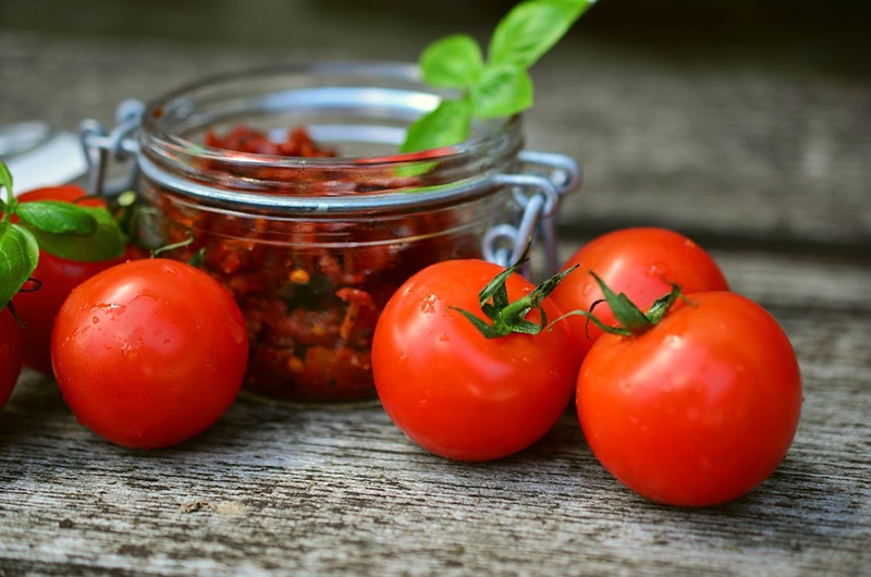 Cà chua rất giàu lycopene, một sắc tố chống oxy hóa có thể đóng vai trò chống nắng. Trong một nghiên cứu, những người tiêu thụ một lượng nhỏ bột cà chua hàng ngày trong 10 tuần có tỷ lệ bị cháy nắng thấp hơn. 
