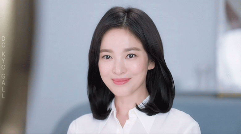 Dù nữ diễn viên xúng xính váy áo dạ hội hay trang phục bình thường thì màu son môi cùng kiểu đánh son này vẫn luôn bất biến.