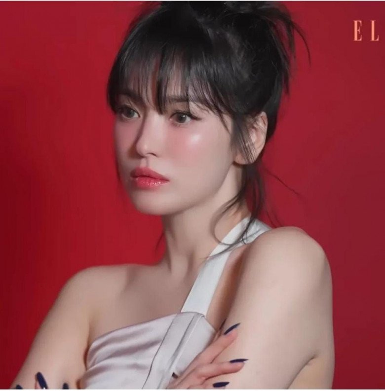Người đẹp thời gian gần đây chỉ ưu ái chất son bóng nhẹ. Độ pha màu son ngả màu cam san hô hay hồng baby một chút. 