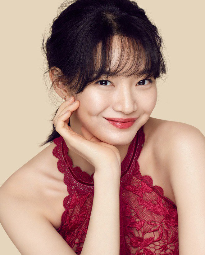 Thế nhưng, hot trend trang điểm những năm gần đây chính là đánh son có thêm dưỡng. 