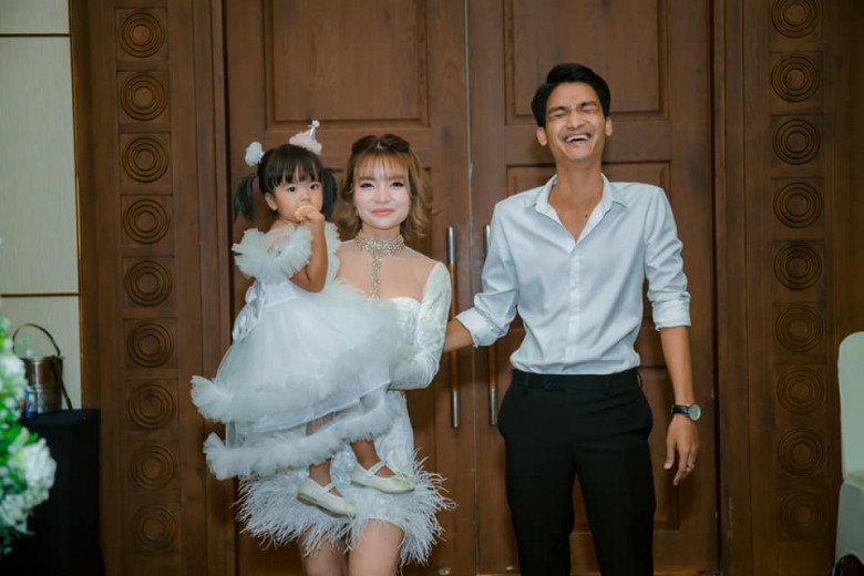 Mạc Văn Khoa cho biết tiền lương do vợ quản lý.