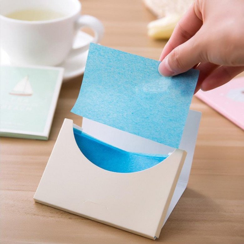 Nhiều người sẽ gọi giấy thấm dầu đầu tiên. Tuy nhiên, item này không thực sự được các chuyên gia da liễu khuyên dùng vì nếu lạm dụng sẽ dễ khiến tình trạng tiết dầu càng trở nên trầm trọng hơn.