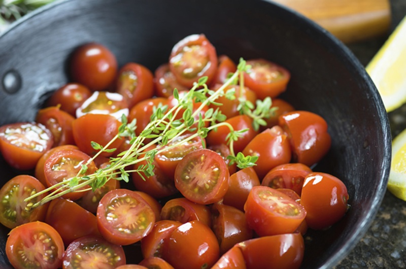 Mặc dù cà chua tươi cũng có lợi, nhưng lycopene thực sự được hấp thụ tốt hơn khi cà chua được chế biến, đặc biệt là với dầu ô liu. 
