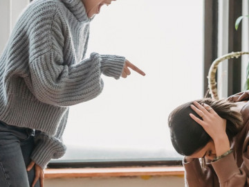 Con mới chào đời bị tắc ống lệ, mẹ chồng thốt lên một câu khiến con dâu tức phát khóc