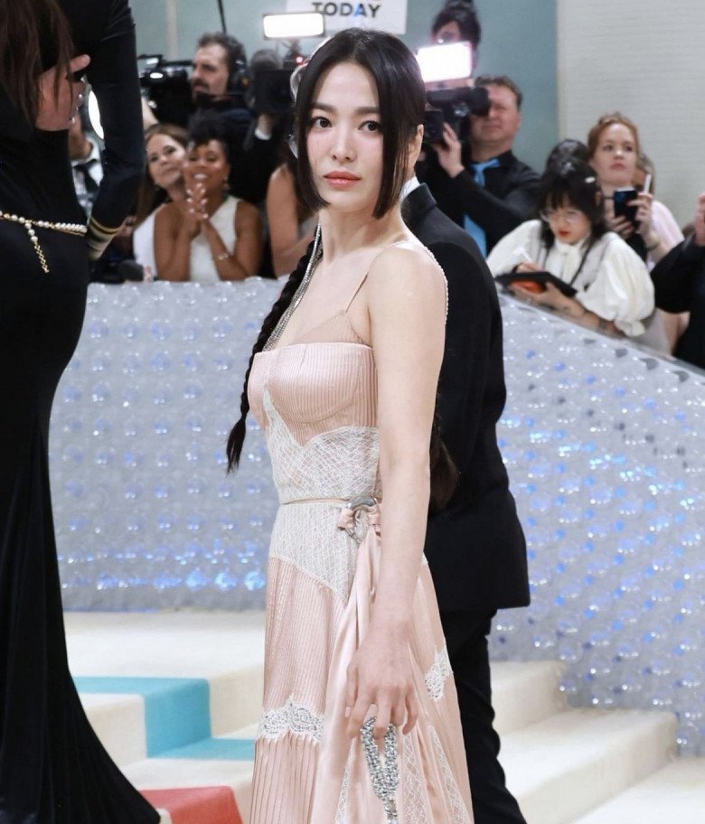 Diện bộ cánh như váy ngủ dự Met Gala, Song Hye Kyo trẻ ngang ngửa ngôi sao đáng tuổi con cháu - 1