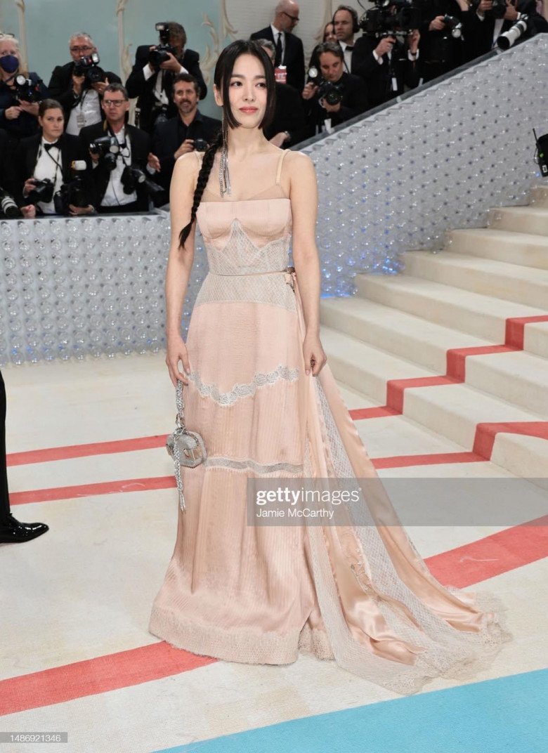 Diện bộ cánh như váy ngủ dự Met Gala, Song Hye Kyo trẻ ngang ngửa ngôi sao đáng tuổi con cháu - 4