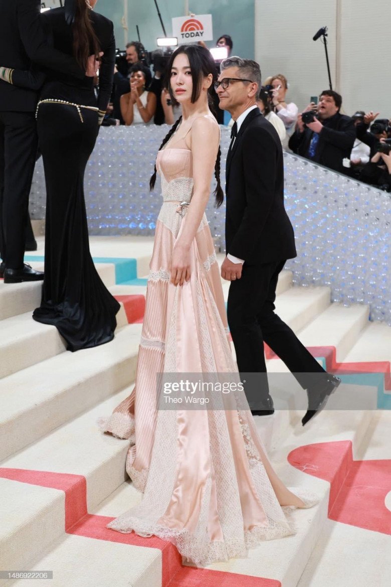 Diện bộ cánh như váy ngủ dự Met Gala, Song Hye Kyo trẻ ngang ngửa ngôi sao đáng tuổi con cháu - 5