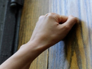 Nhà đẹp - Tại sao đi xa quá 3 ngày về nhà nên gõ cửa 3 lần mới được mở khóa? Hóa ra lý do là đây