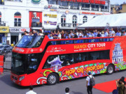 Clip Eva - Người dân chen chân xếp hàng trải nghiệm tour tham quan Hà Nội miễn phí bằng xe buýt 2 tầng