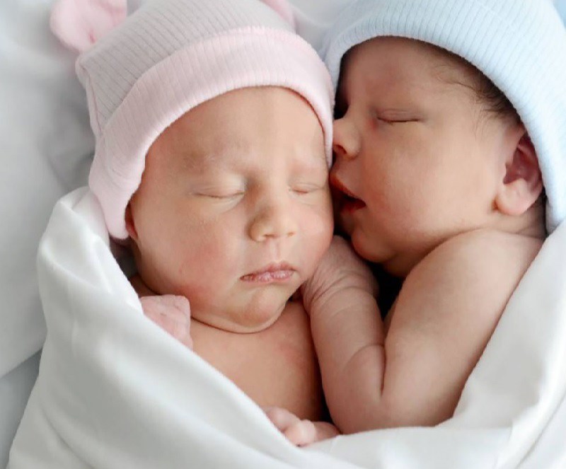 5. Cân nặng trung bình của mỗi trẻ sinh đôi khoảng 1,9 kg vì các bé thường có xu hướng chào đời sớm.
