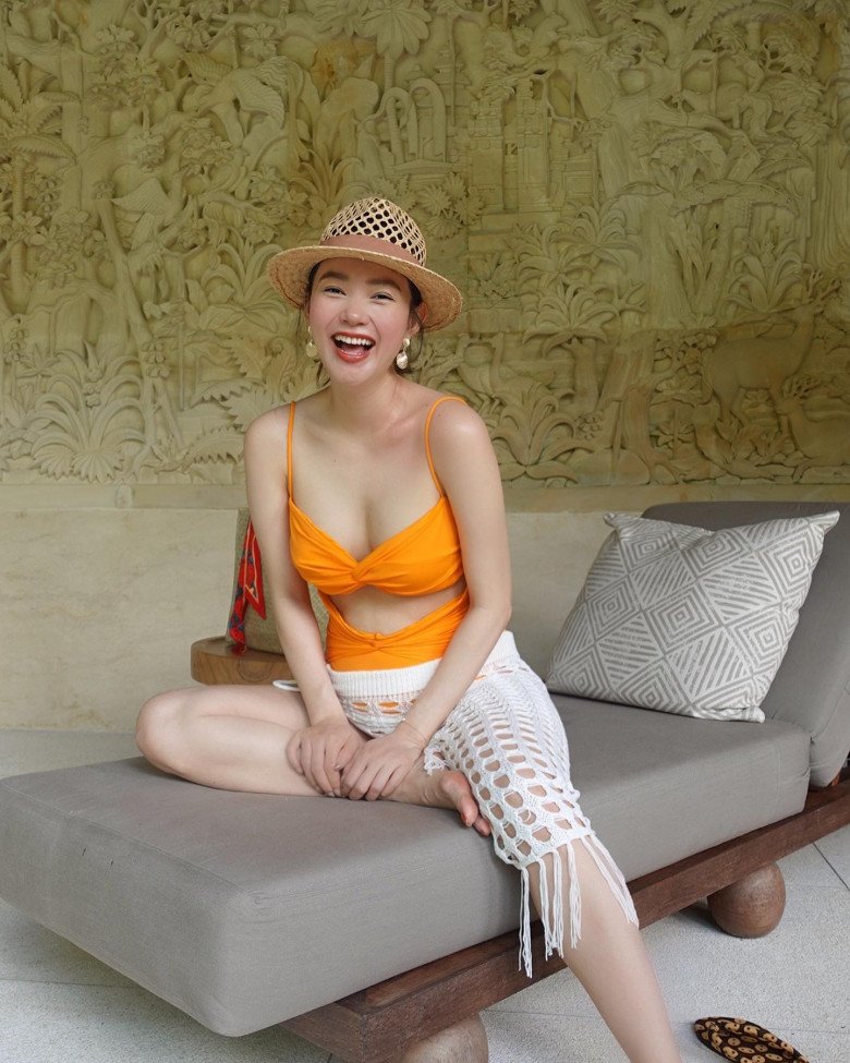 Bộ đồ ôm sát khiến vóc dáng mẹ bầu lộ rõ, bụng to tròn hơn trước.