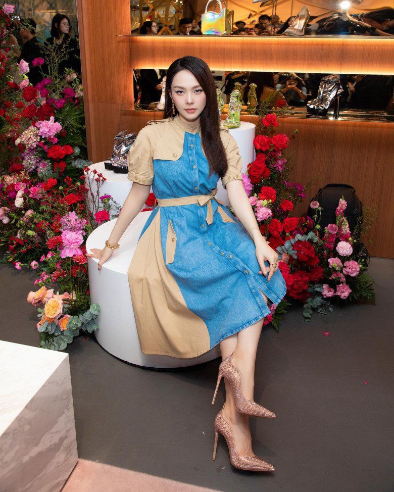 Cô thoải mái diện giày cao gót mỗi khi dự sự kiện.